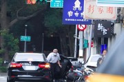 亳州台当局这个单位的公车，给了狗了